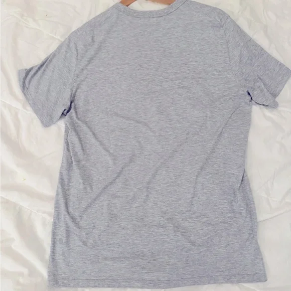 Lululemon Fundamental T Shirt in Heathered Silver Drop Gray Size Medium - Picture 4 of 5